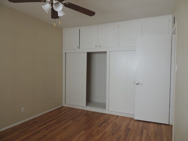 Building Photo - Chateau Whitsett Apartments