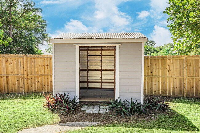 Building Photo - 300 Riomar Dr