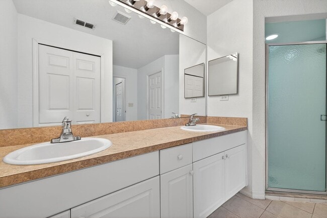 Building Photo - Cozy 3 Bed 2 Bath Home Available Immediately