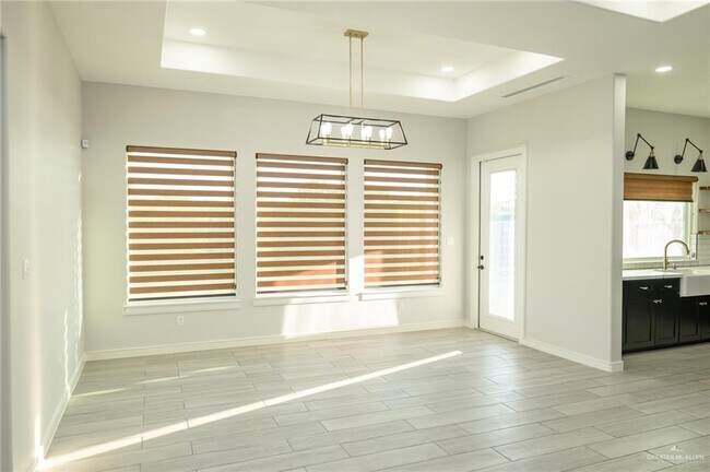 Building Photo - 38 N Queen Palm