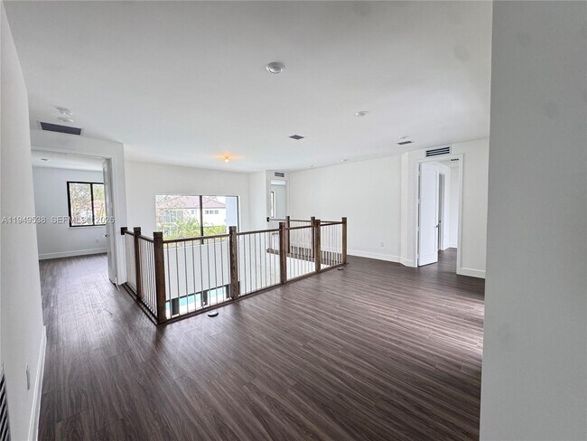 Building Photo - 19670 NE 14th Ct