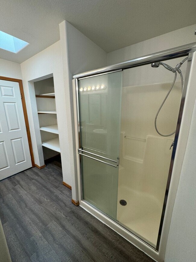 Building Photo - Spacious 4 Bed, 2.5 Bath Home!