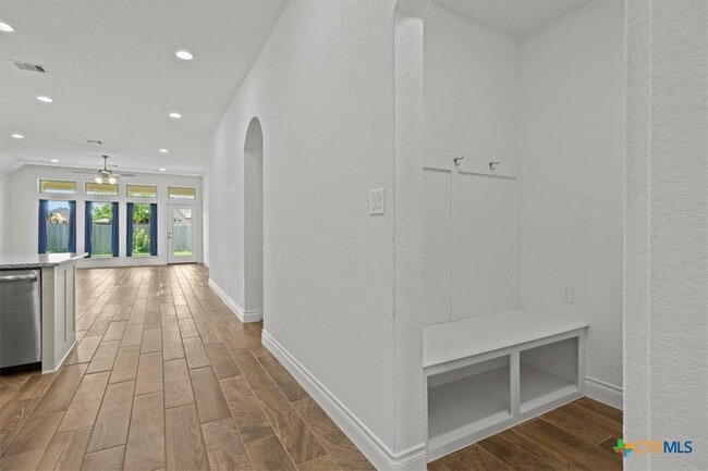 Building Photo - 1921 Creek Ridge St