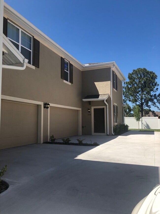 Building Photo - Like New 3/2.5 Port Orange Townhome Availa...