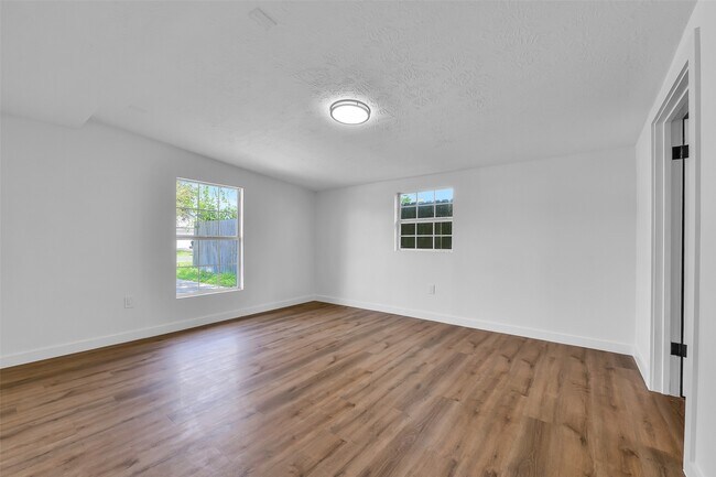 Building Photo - 1913 41st Ave N