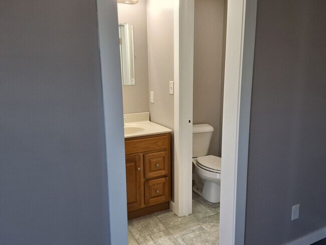 Building Photo - Charming 2- bedroom, 1.5 Bathroom Duplex