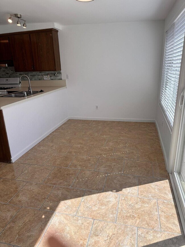 Building Photo - 28253 Robin Ave