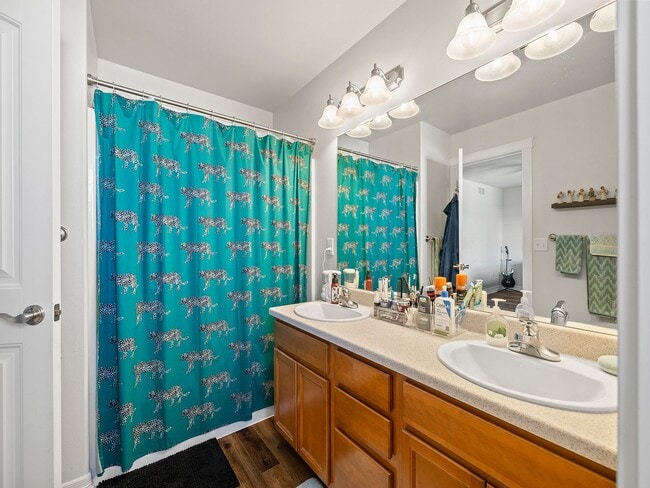 Building Photo - Spacious 3 Bed 2.5 Bath in Cheyenne Availa...