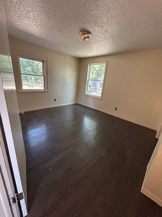 Building Photo - 5220 Elm St