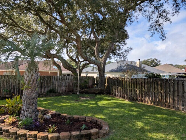 Building Photo - Executive Pool Home in Prestigious Lake Lo...