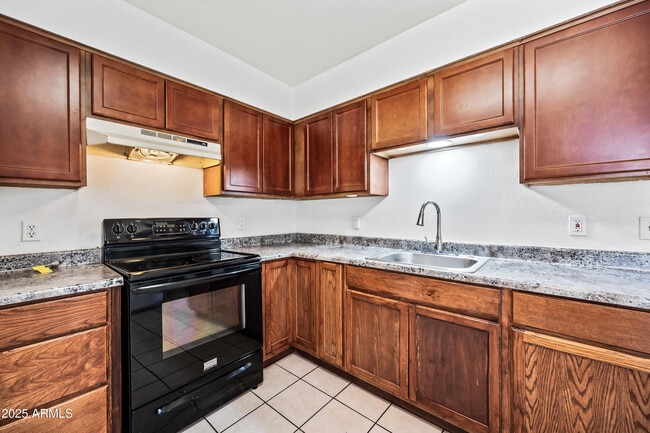 Building Photo - 336 W 5th Pl