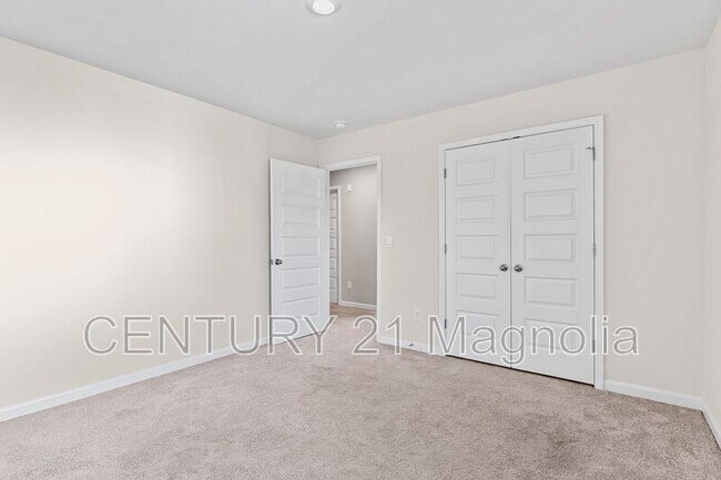 Building Photo - 552 Post Oak Ln