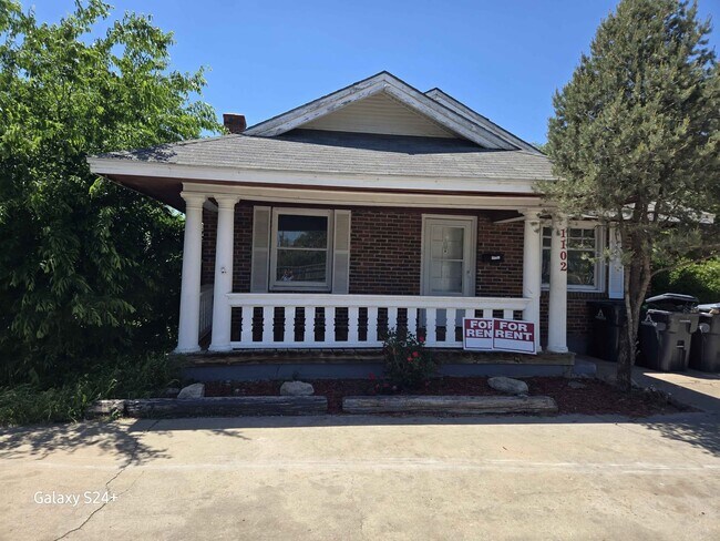 Building Photo - 1102 S Western St