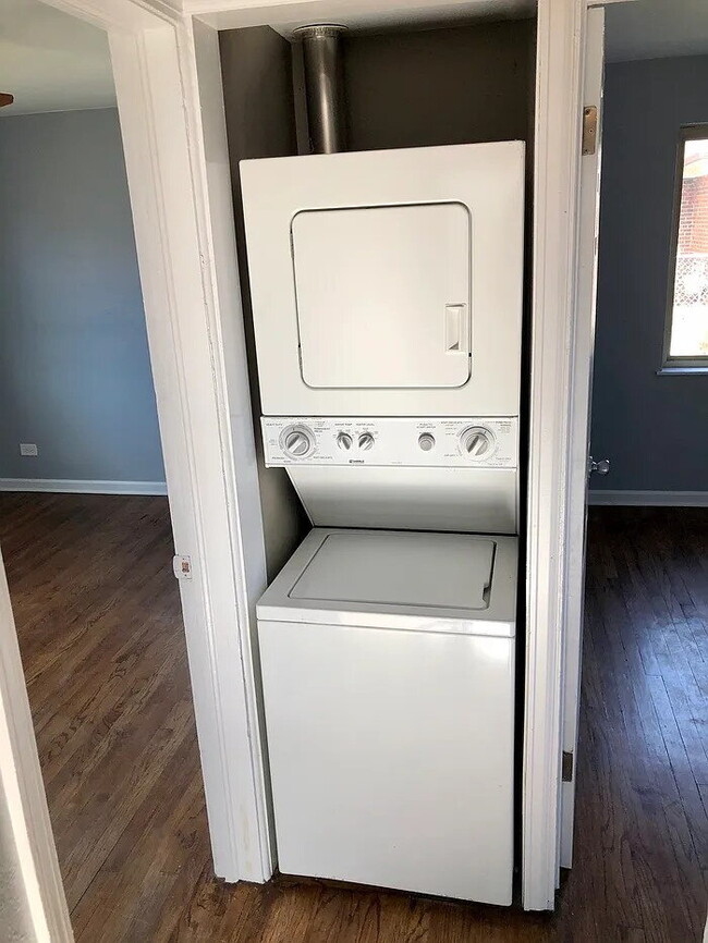 Building Photo - City Park Gem! Pet Friendly 2-bed 1-bath duplex with parking included!