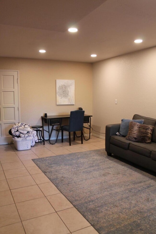 Building Photo - 4950 N Miller Rd