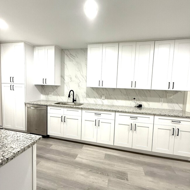 Building Photo - 4510 Kingsbury St