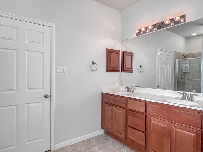 Building Photo - Spacious and Stylish in Schertz!