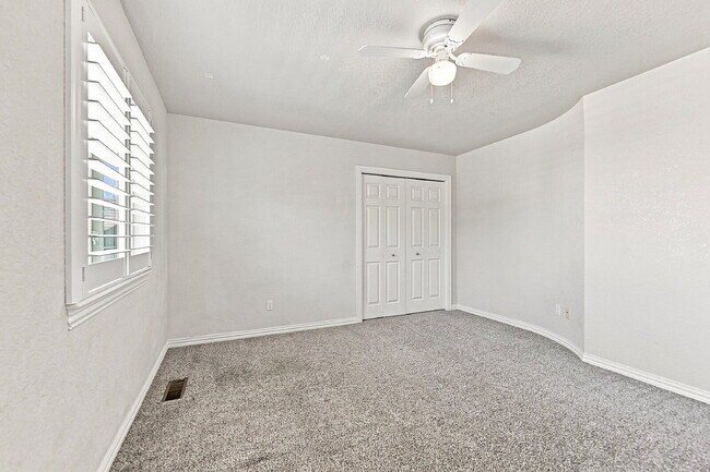 Building Photo - $3,040.95, 6 bed, 4 bath located in Colorado Springs