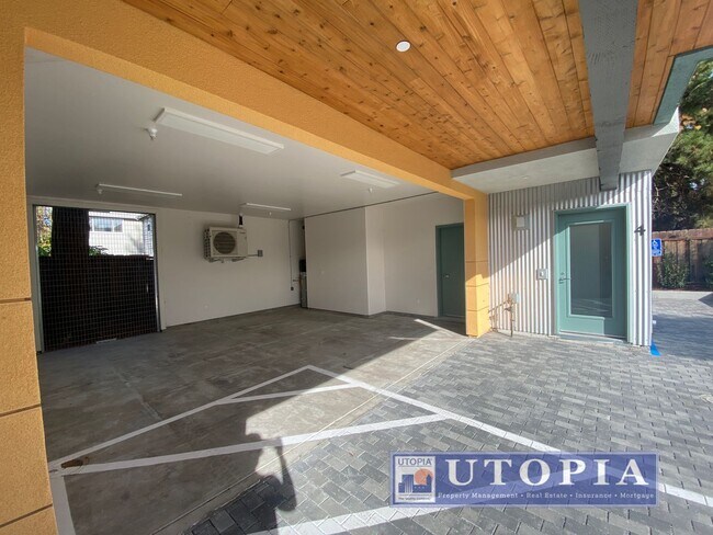 Building Photo - 3Bd/2Ba Townhouse Style Home with Office/Den and Garage- Centrally Located, Easy Commute