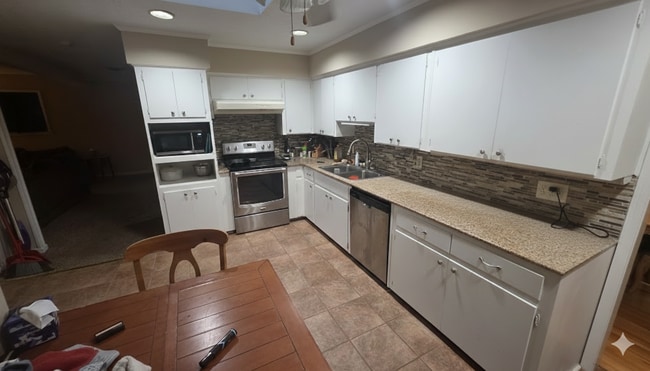 Building Photo - 817 Dumont Dr