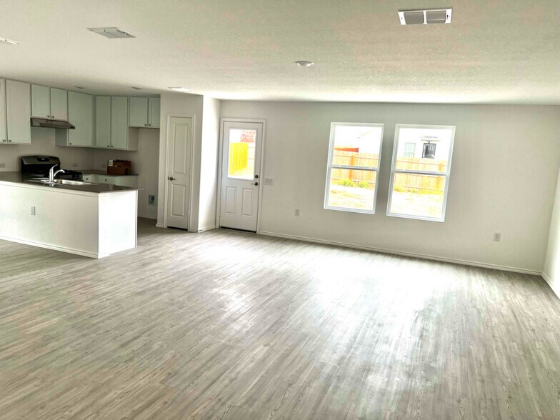 Building Photo - 10626 Vesta Curv