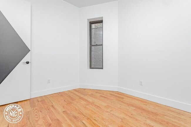 Building Photo - 378 Lewis Ave