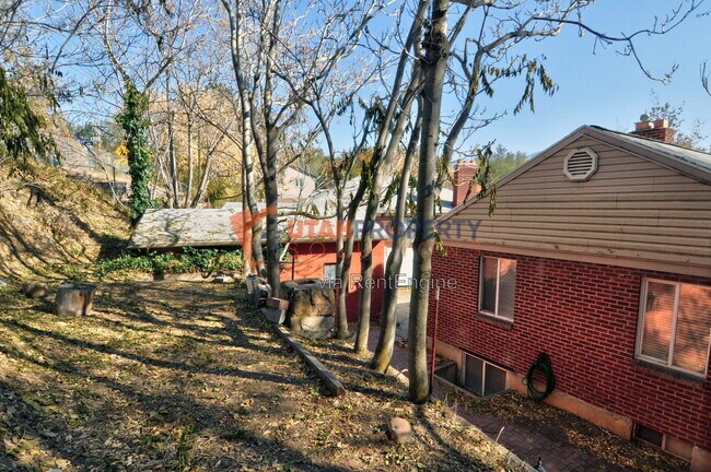 Building Photo - 1577 Glen Arbor St
