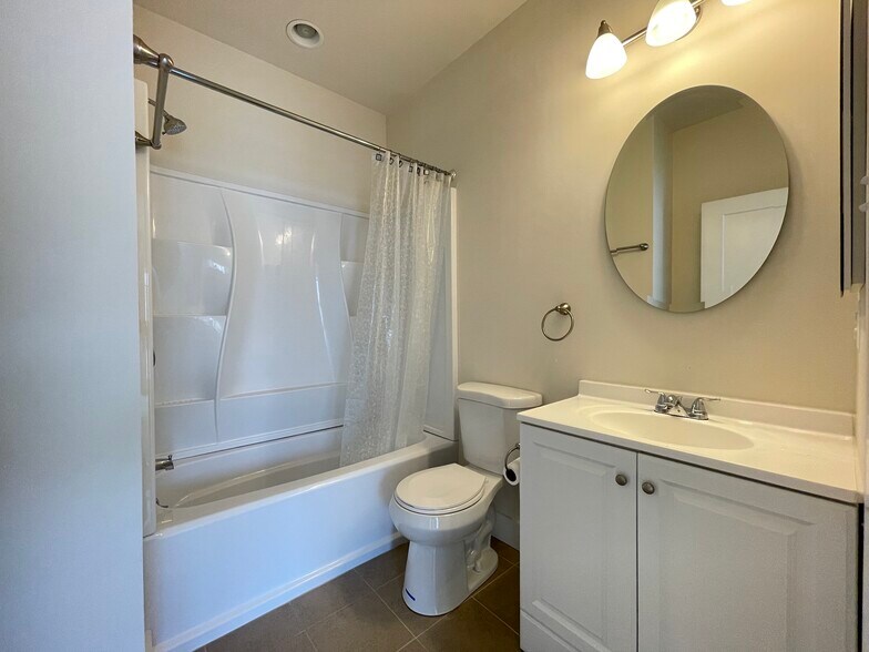 Loft level full bath - 924 King Farm Blvd