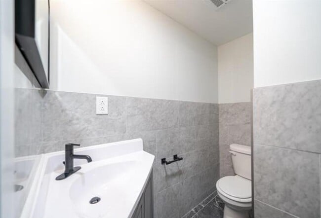 Building Photo - 408 Monroe St