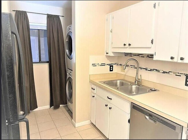 Building Photo - 2947 SW 32nd Ave