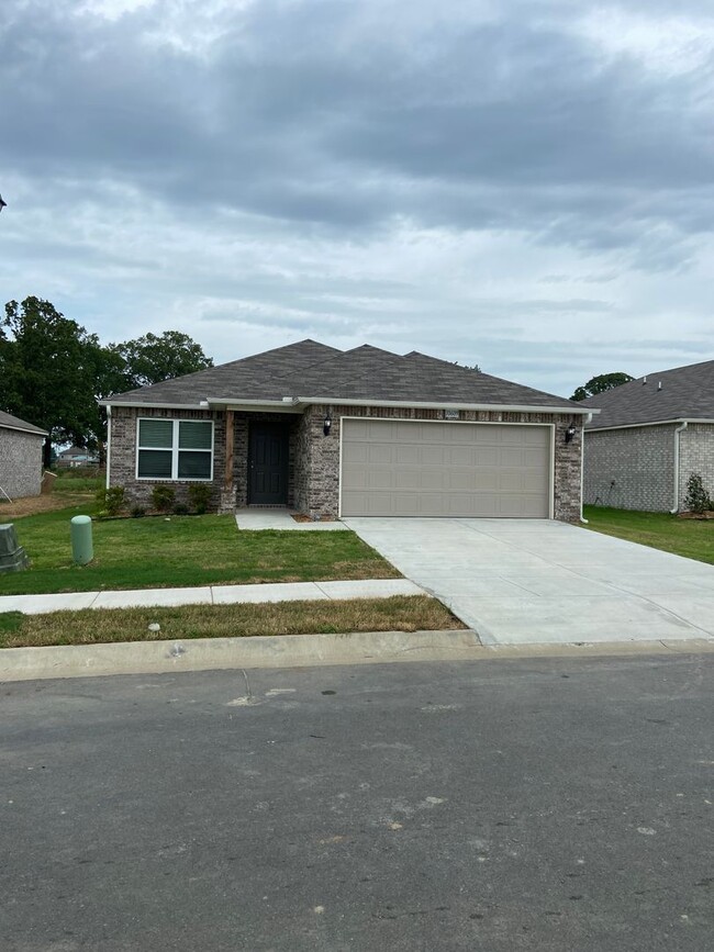 Building Photo - Three Bedroom | Two Bath Home in White Oak...