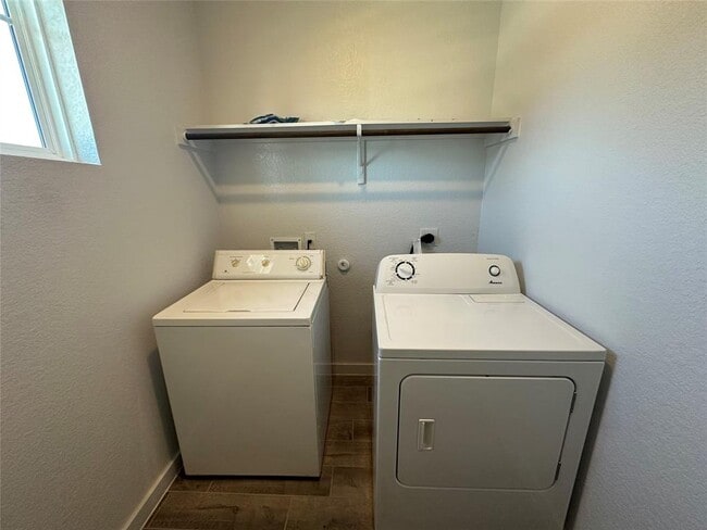 Building Photo - 212 Whisper Rill Dr