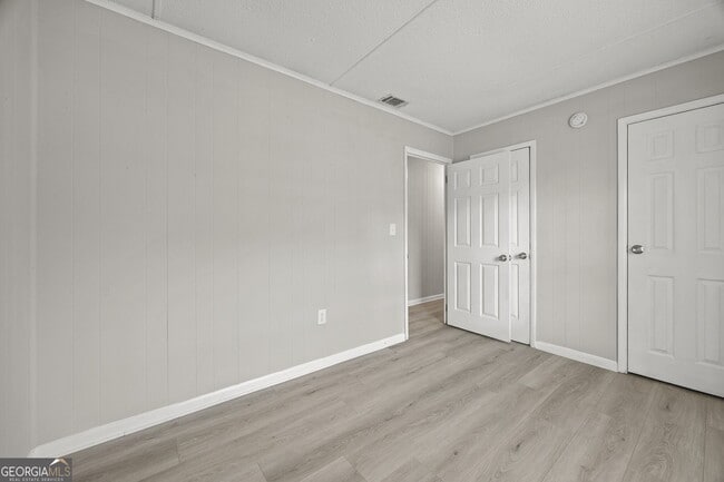 Building Photo - 2830 Village Green Dr
