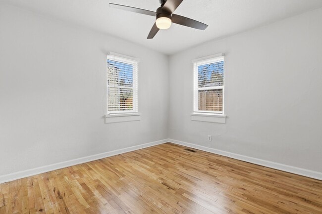 Building Photo - 3 Bed 1 bath Home in Downtown Castle Rock!