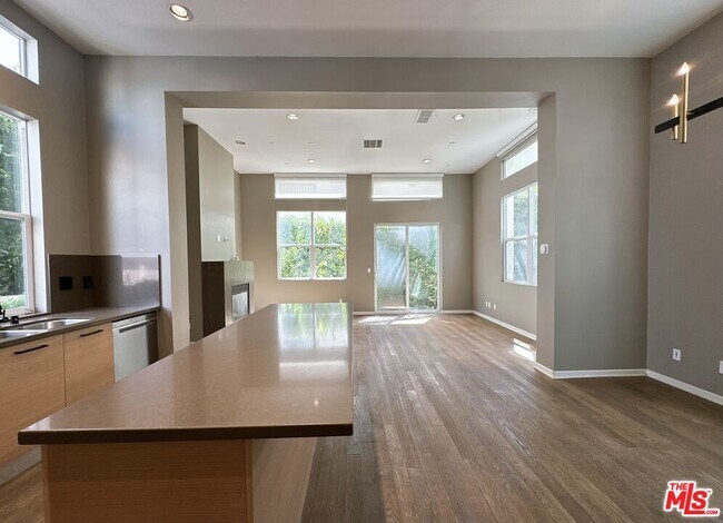 Building Photo - 6581 S Seabluff Dr