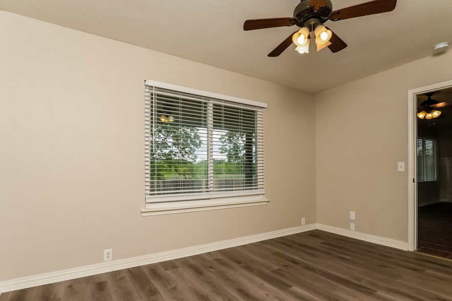 Building Photo - 1001 Springcreek Dr
