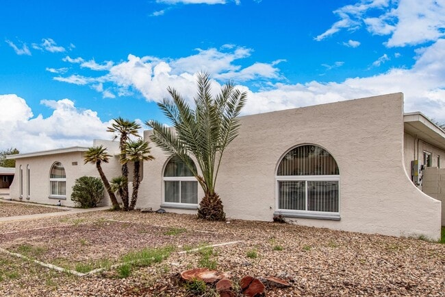 Building Photo - Beautifully updated Ranch Style Home