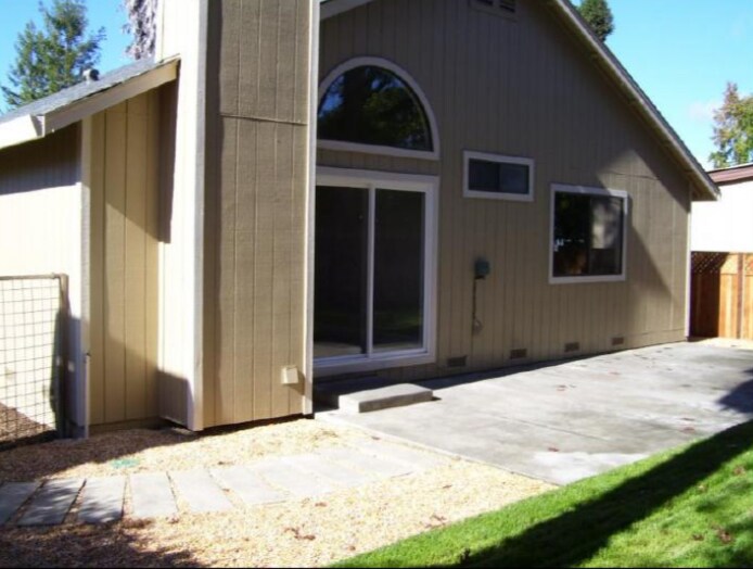 Building Photo - 110 Fiesta Ct