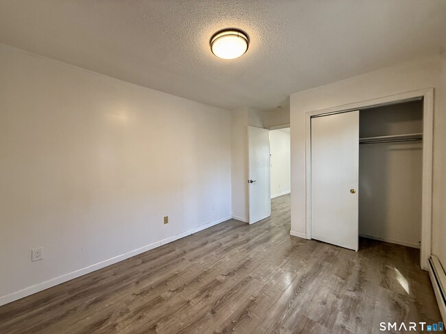 Building Photo - 8 Scott St