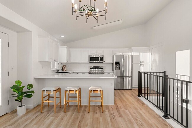 Building Photo - 4 bedroom 2.5 bathroom home with Panoramic views!