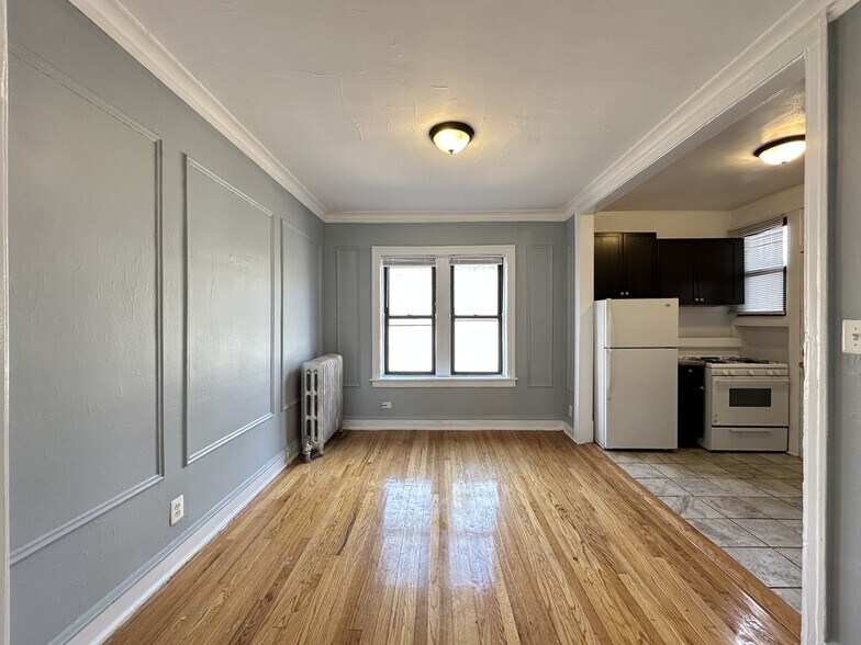 Building Photo - 1323 W Estes Ave