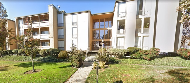 Building Photo - 1051 Beach Park Blvd