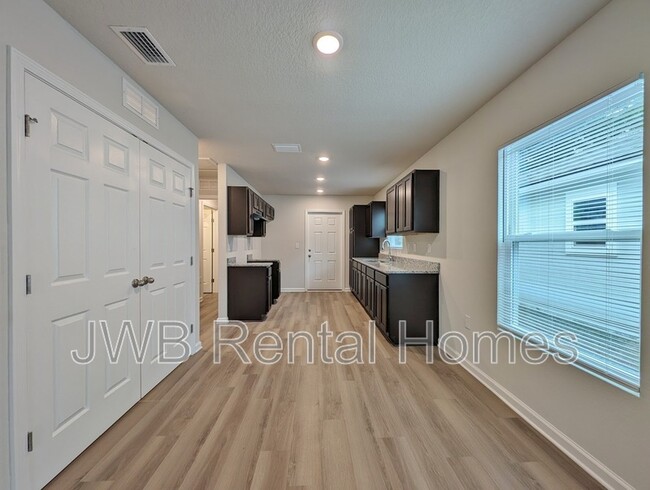 Building Photo - 1438 6th St W