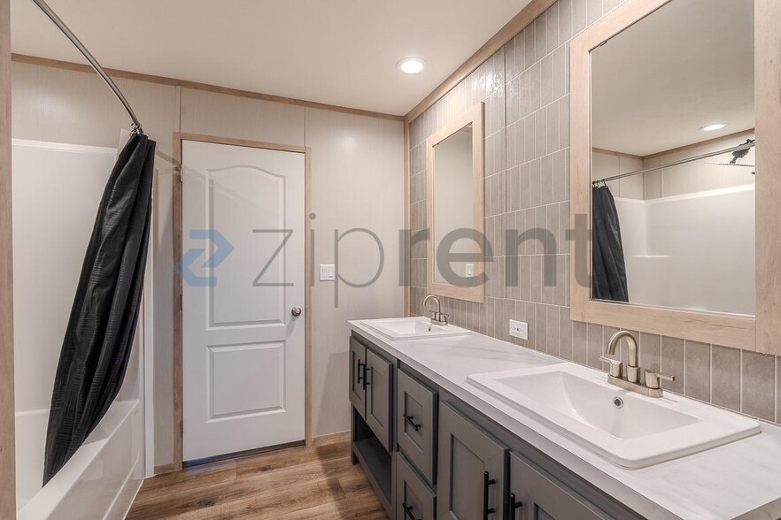 Building Photo - 1202 Longleaf Pne St