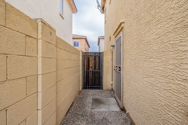 Building Photo - 3 bedroom home in Surprise