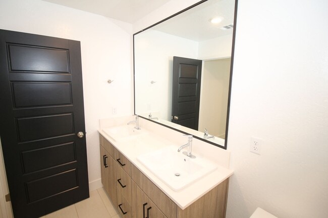 Building Photo - 2737 E Tamarind Dr