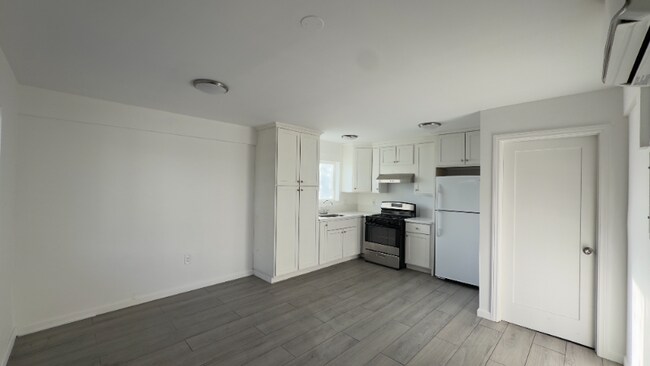 Primary Photo - 11604 Sylvan St