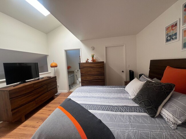Building Photo - Charming Furnished 1-Bedroom Loft-Style Co...