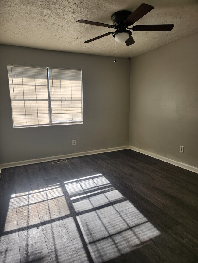 Building Photo - Spacious 3 Story Townhome