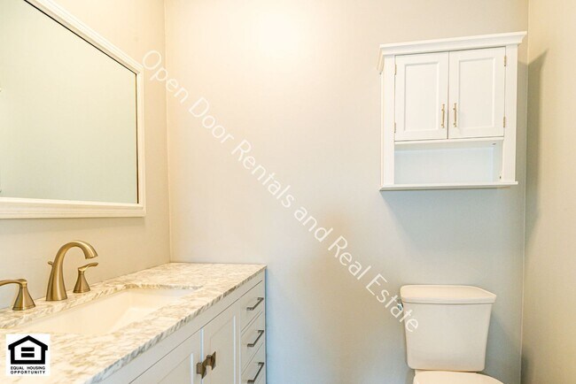 Building Photo - Charming 3 Bedroom Home with Fantastic Outdoor Space - Animals Welcome!